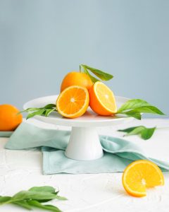 fruit orange dans une assiette en céramique blanche photographie en gros plan